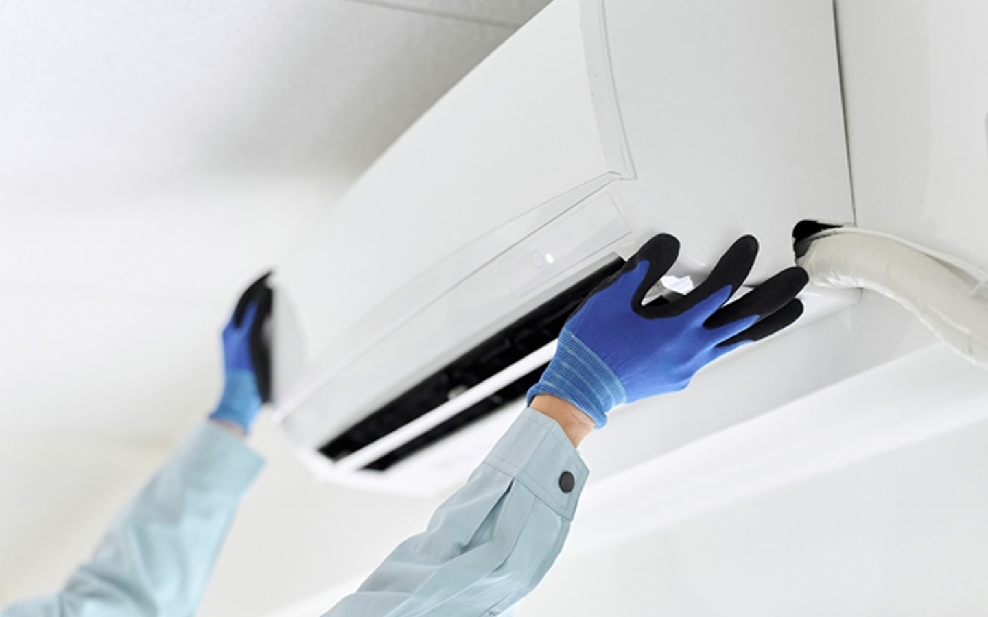 エアコン内部まで配慮した清掃作業